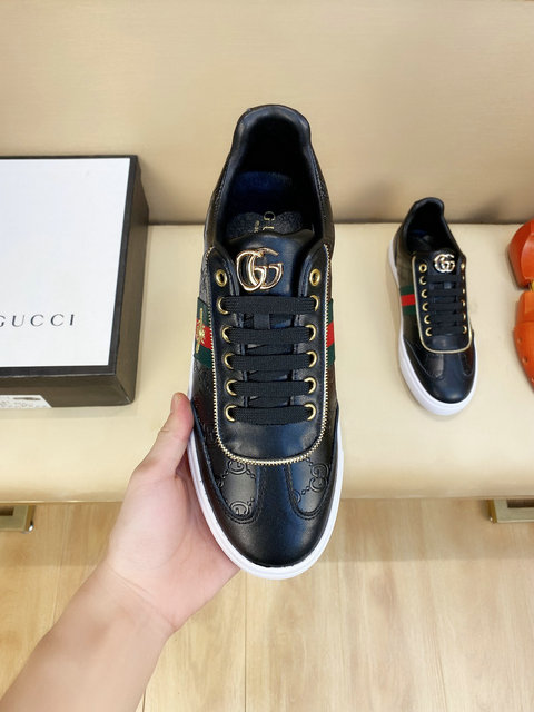  Men Gucci shoes 324