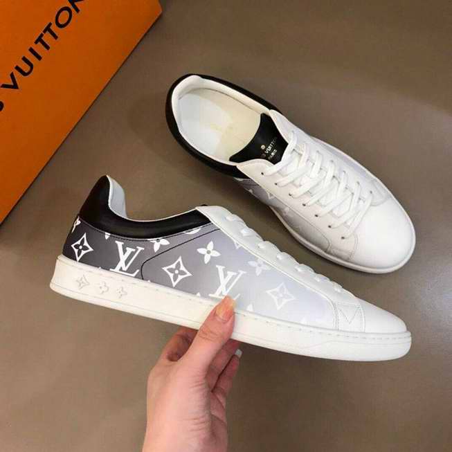  Men Louis Vuitton shoes069